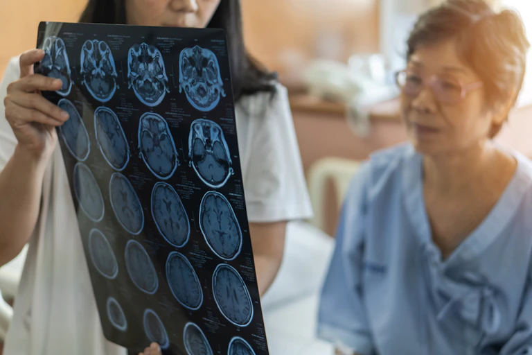 femme montre à une patiente des images de son cerveau