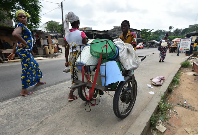 Un homme collecte des déchets plastiques à Abidjan
