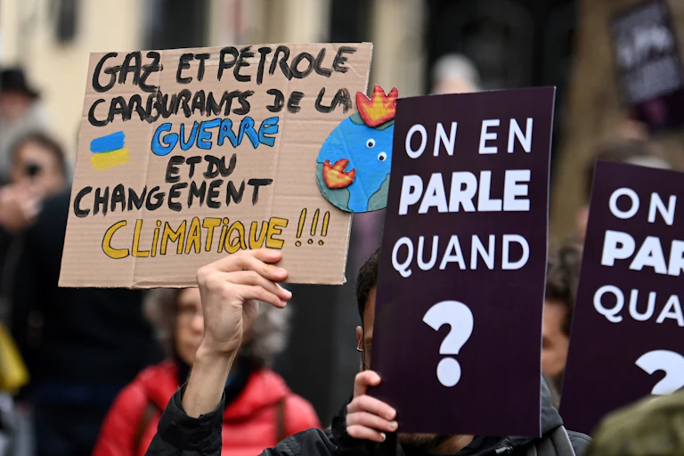 Un panneau engageant à l'action climatique lors d'une manifestation à Paris en mars 2022