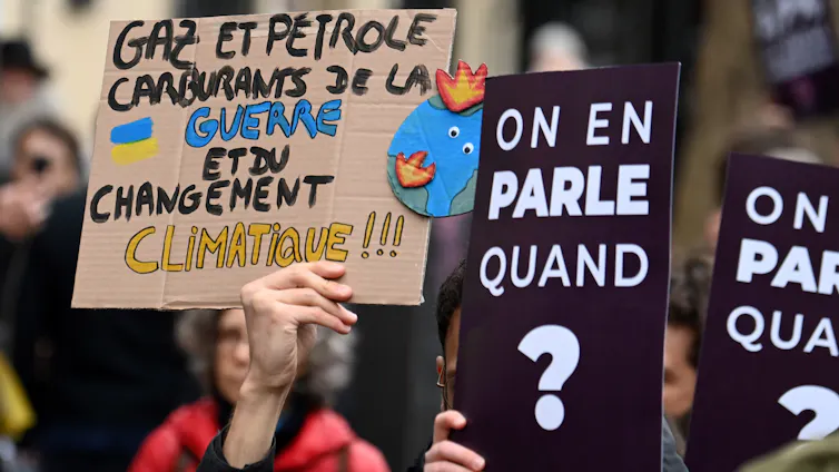 Un panneau engageant à l’action climatique lors d’une manifestation à Paris en mars 2022