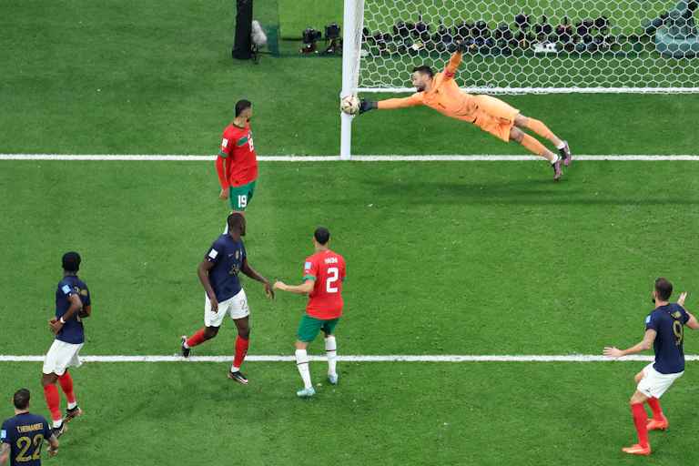 Arrêt du gardien de l'équipe de France Hugo Lloris pendant France-Maroc.