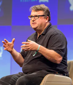 Pendiri LinkedIn, Reid Hoffman, berbicara di sebuah konferensi