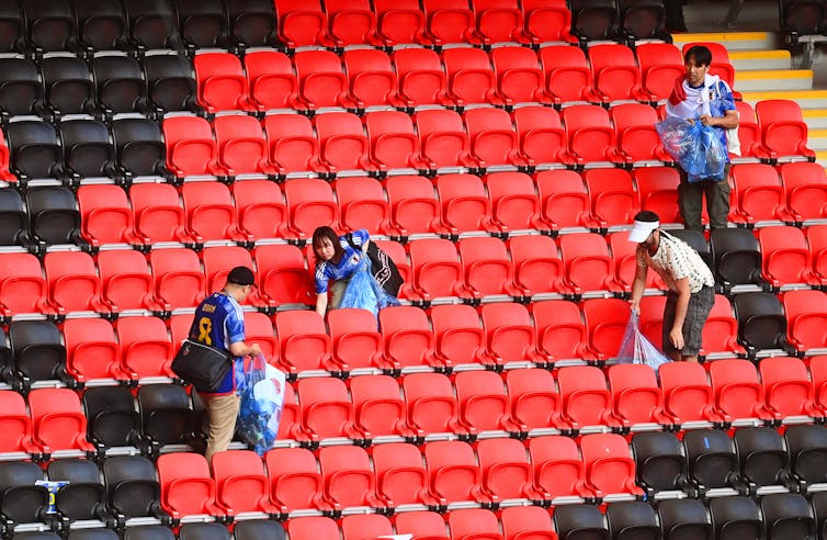 Los aficionados recogen la basura del estadio