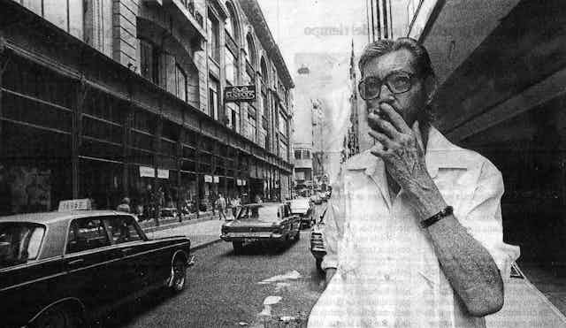 Julio Cortázar fuma en una calle de Buenos Aires.