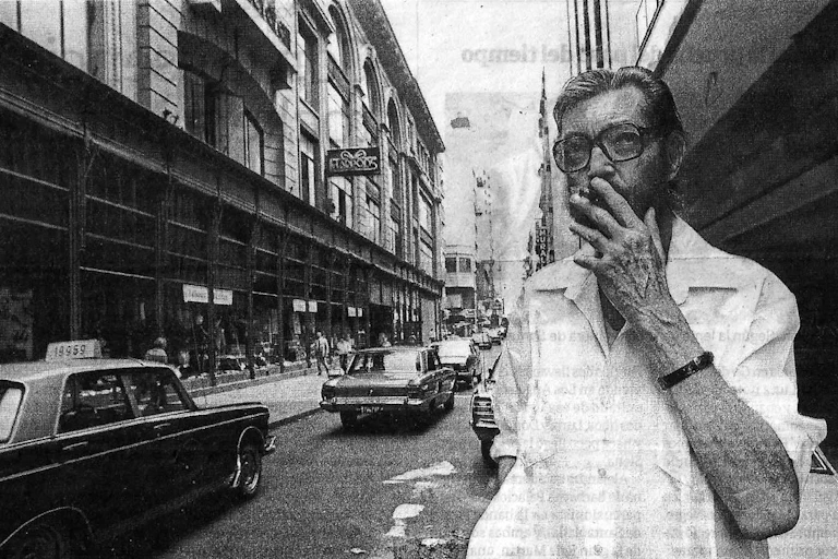 Julio Cortázar fuma en una calle de Buenos Aires.