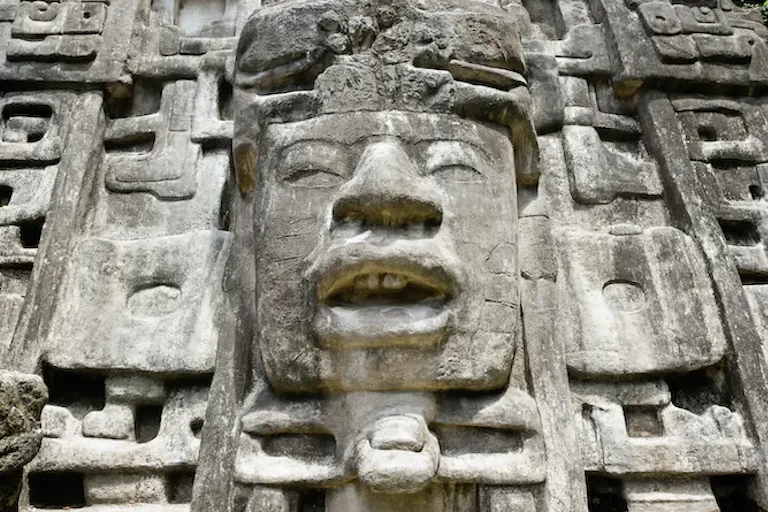 Reruntuhan bangsa Maya di situs Lamanai di Belize