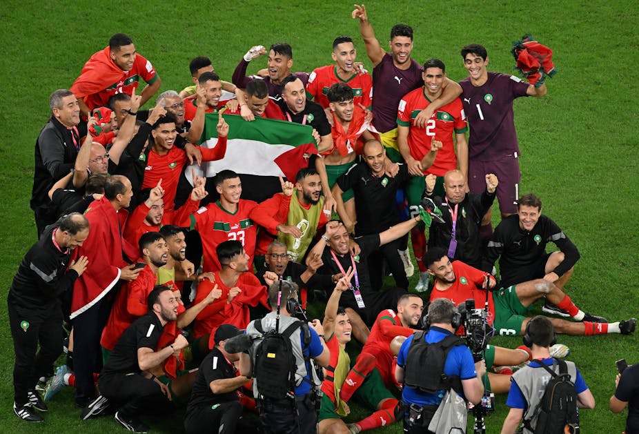 Joueurs de l'équipe nationale marocaine avec un drapeau palestinien