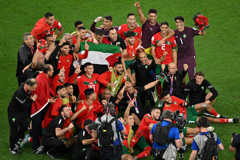 Joueurs de l'équipe nationale marocaine avec un drapeau palestinien