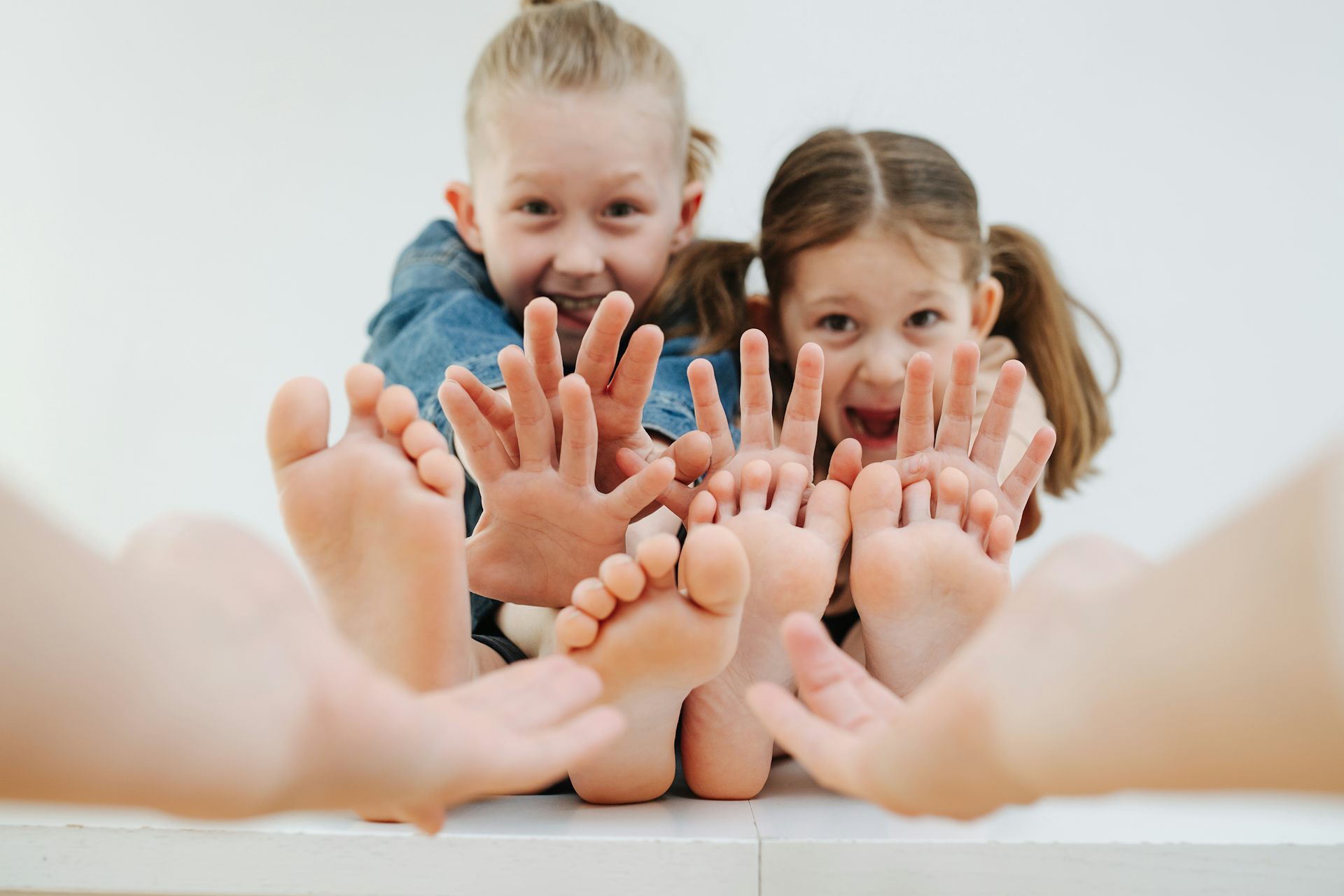 Tickling young girl. Дети Tickle foot. Kids feet Tickle девочки. Игра ладони и босиком. Feet Kids на белом фоне.