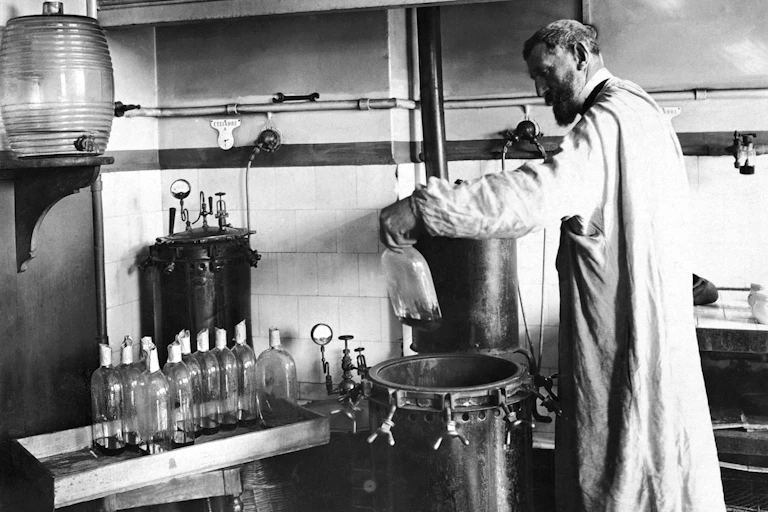 Louis Pasteur dans son laboratoire, en train de travailler avec diverses fioles