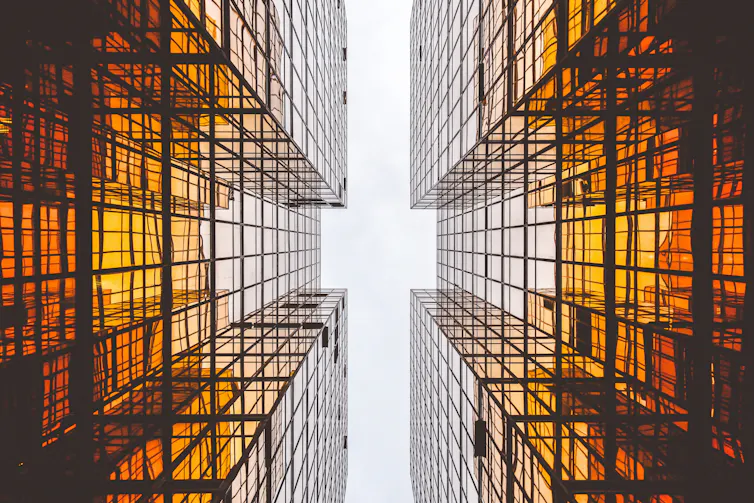 photo d’un immeuble très haut avec jeux de lumière