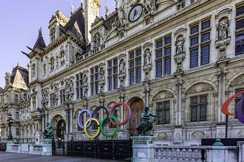 Les anneaux olympiques sont installés devant l’Hôtel de Ville de Paris