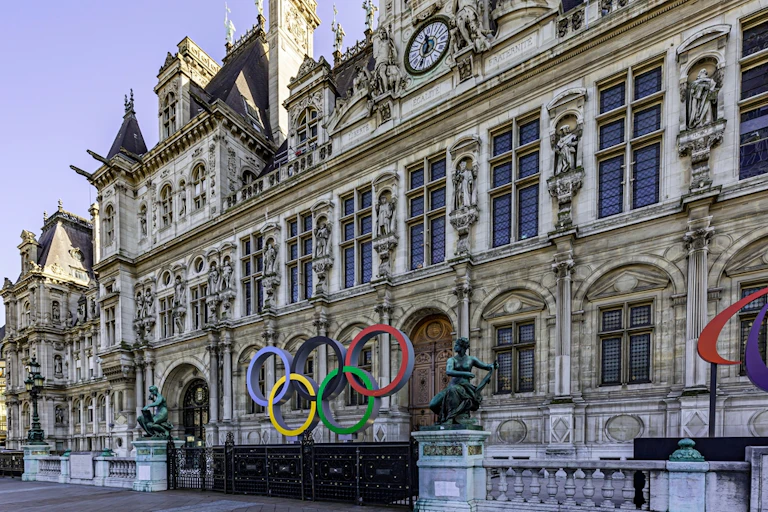 Les anneaux olympiques sont installés devant l’Hôtel de Ville de Paris