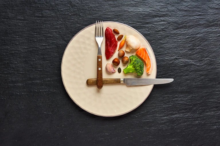 Assiette scindée en quatre, dont une partie seulement est remplie d'aliments.