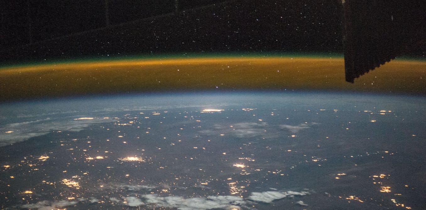 El cielo no solo es azul, el brillo del aire también lo hace verde, amarillo y rojo.