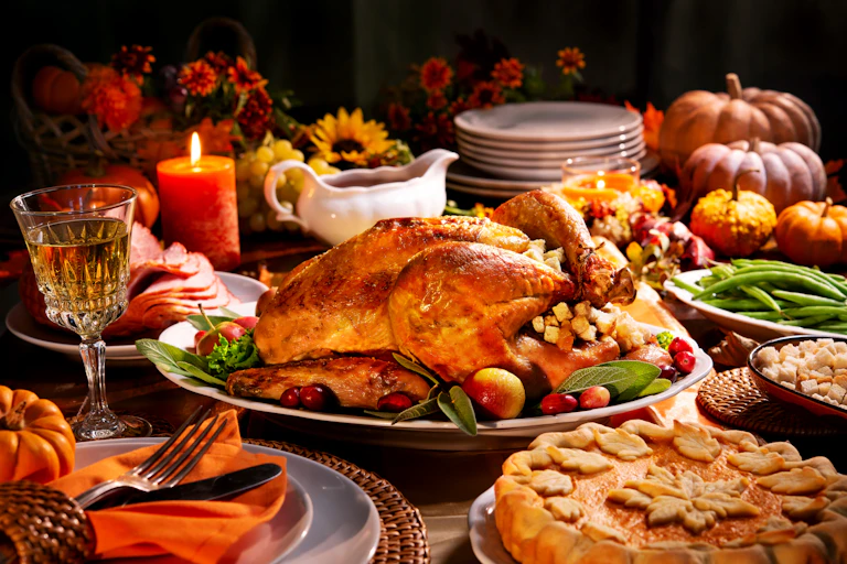 Table de Noël avec dinde, gateaux…