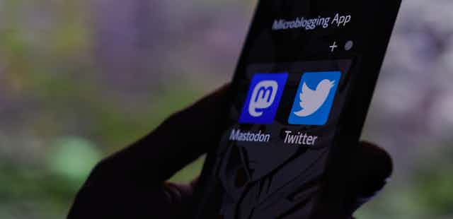 Teléfono móvil que muestra los iconos de las aplicaciones móviles de Twitter y Mastodon.