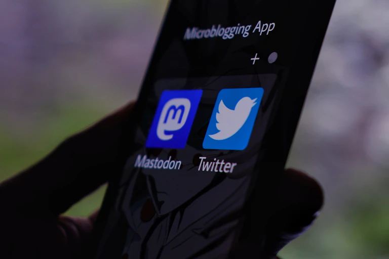Teléfono móvil que muestra los iconos de las aplicaciones móviles de Twitter y Mastodon.