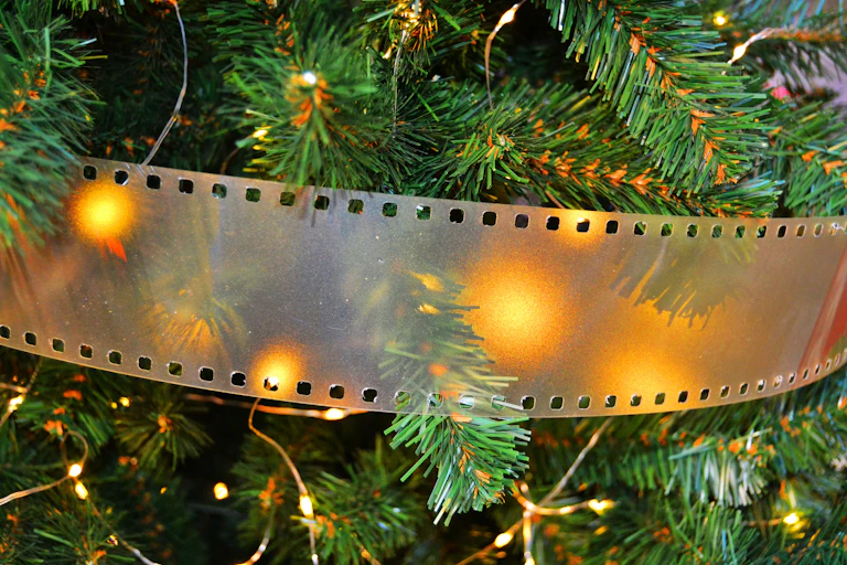 Recorte de película de cine adornando un abeto.