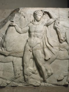 Relieve en mármol de un hombre desnudo.