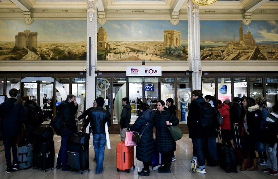 Personnes devant le guicher à Gare de Lyon, Paris, décembre 2022