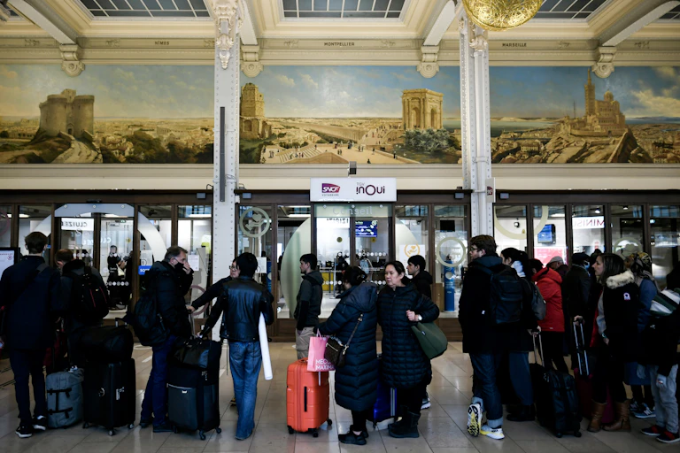Personnes devant le guicher à Gare de Lyon, Paris, décembre 2022