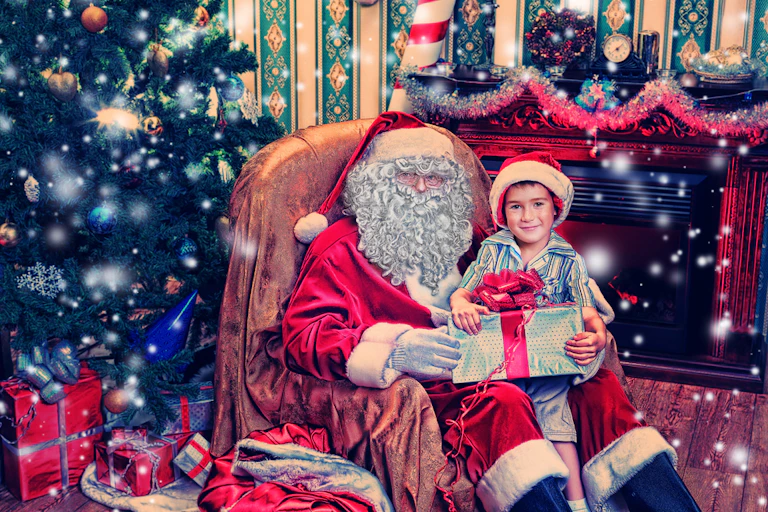 enfant assis sur les genoux d'un père noël, qui lui donne un cadeau