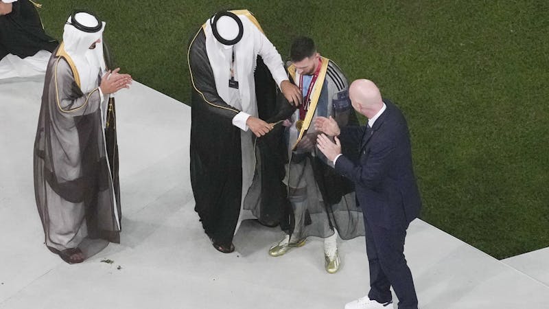 Una breve historia de la capa negra que le pusieron a Messi tras ganar el Mundial