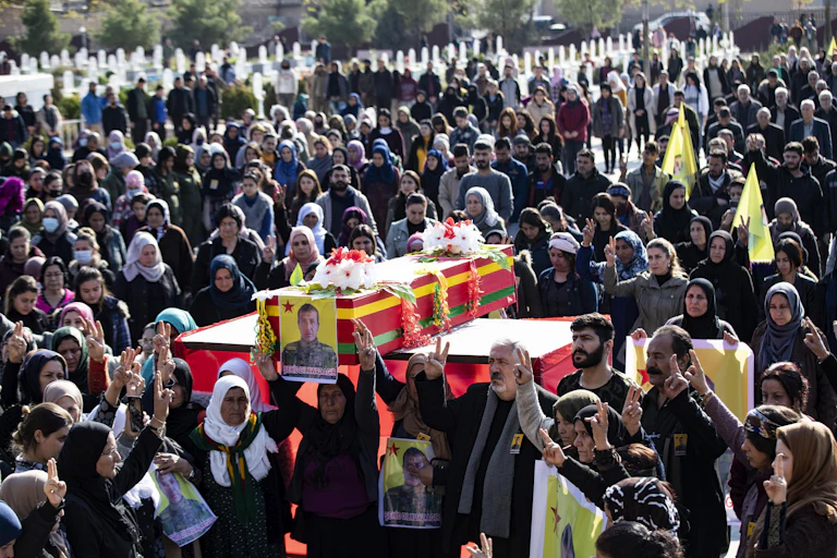 Cercueil d'un combattant porté par une foule de plusieurs dizaines de personnes
