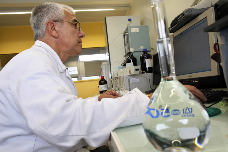 Un scientifique examine la qualité de l'eau et recherche des traces de pesticides