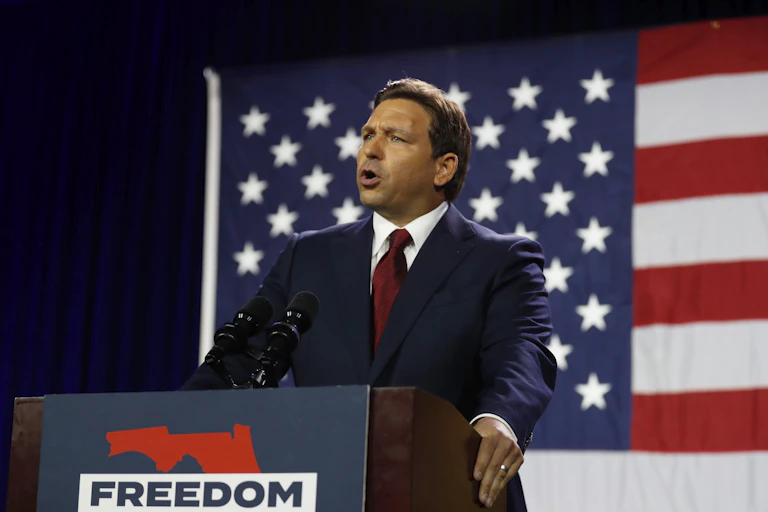 Ron DeSantis prononce un discours en meeting