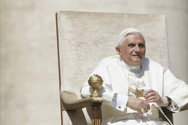 Fotografía del papa Benedicto XVI mirando al frente.
