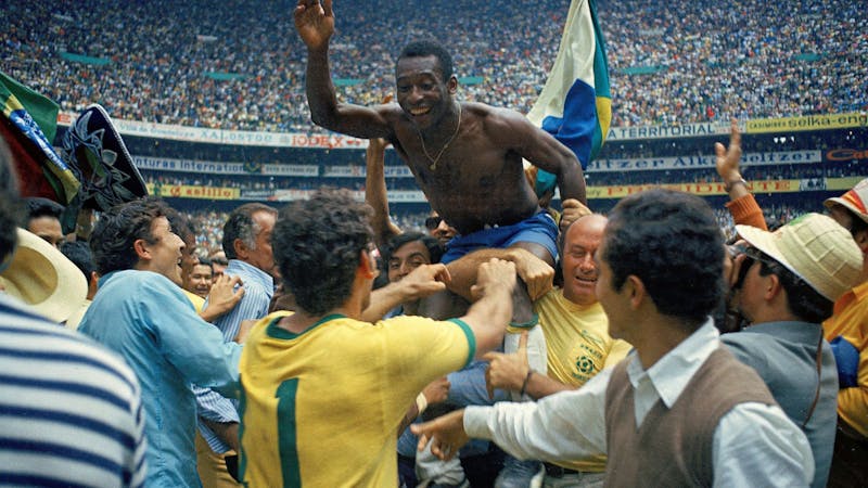 Pelé: la primera superestrella mundial que puso pasión y una sonrisa al fútbol