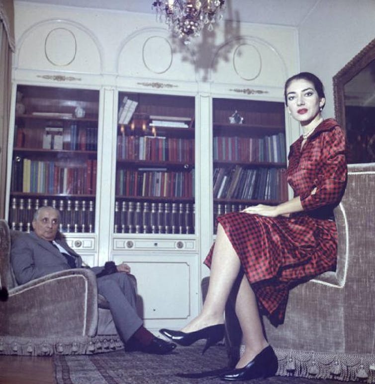 La tenia de Maria Callas y el misterio de su metamorfosis física 2 Una mujer y un hombre sentados cada uno en un sillón miran a cámara.