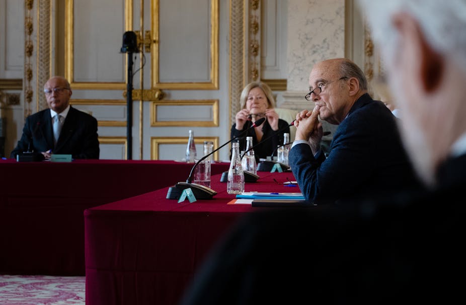 Le président du Conseil Constitutionnel Laurent Fabius et ses co-conseilleurs Nicole Maestracci et Alain Juppé lors de l'audition de spécialistes face à la crise de Covid -19 le 12 mai 2020.