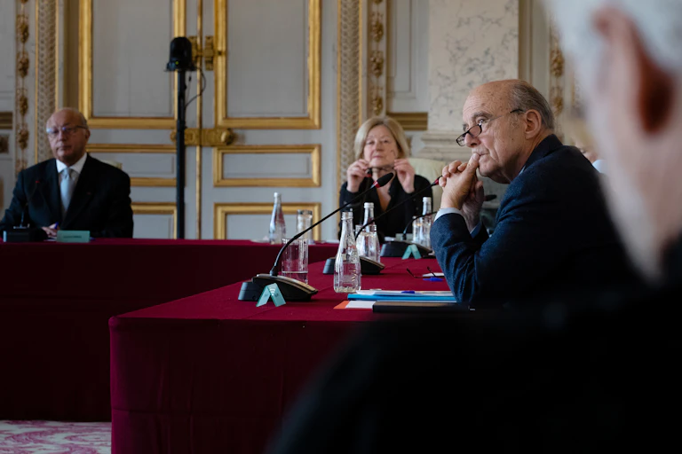 Le président du Conseil Constitutionnel Laurent Fabius et ses co-conseilleurs Nicole Maestracci et Alain Juppé lors de l'audition de spécialistes face à la crise de Covid -19 le 12 mai 2020.