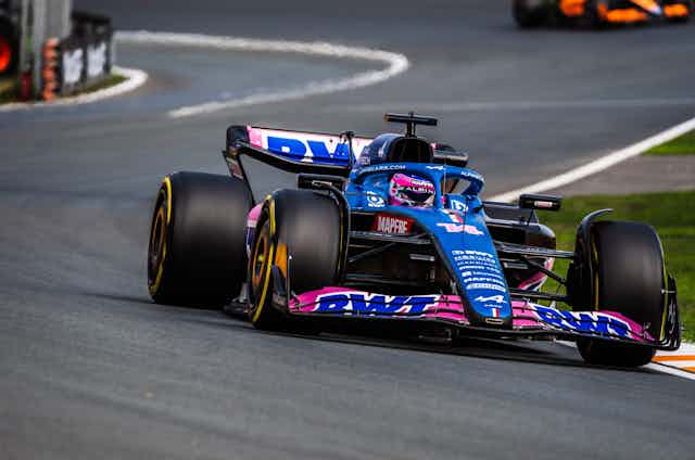 Un coche de Fórmula 1 circula sobre el asfalto en un circuito.