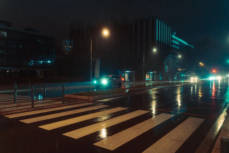 Voie piétonne, la nuit à Grenoble