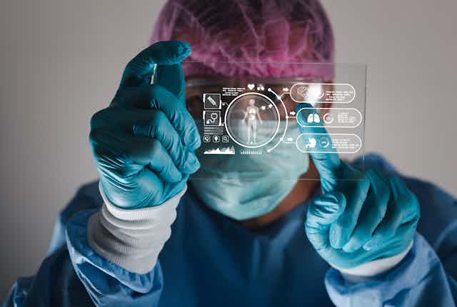 Un expert en santé manipule un écran virtuel donnant des indications sur un corps