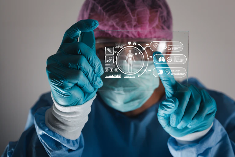 Un expert en santé manipule un écran virtuel donnant des indications sur un corps