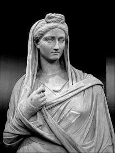 Estatua de una mujer romana.
