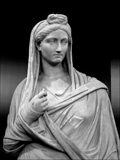 Estatua de una mujer romana.