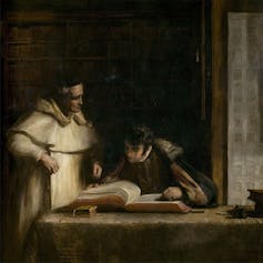 Hombre consultando unos archivos bajo la mirada de un monje.