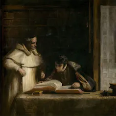 Hombre consultando unos archivos bajo la mirada de un monje.