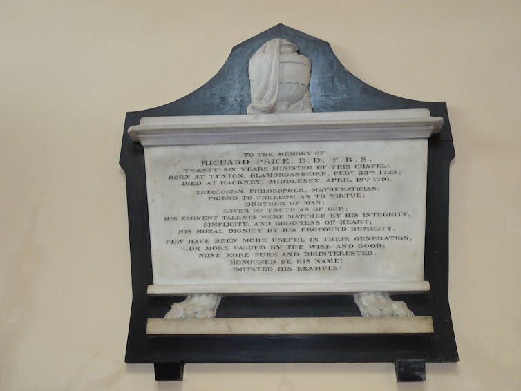 حجر تذكاري مكرس لريتشارد برايس في كنيسة نيوينجتون الخضراء الموحدة