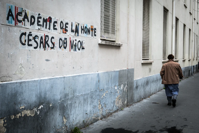 Affichage dénonçant la complaisance de l'Académie des César en 2020 et la nomination de nombreux films Roman Polanski accusé de viols. Pour l'édition 2023, l'événément a décidé de ne pas mettre en avant les artistes soupçonnés d'infractions sexuelles.