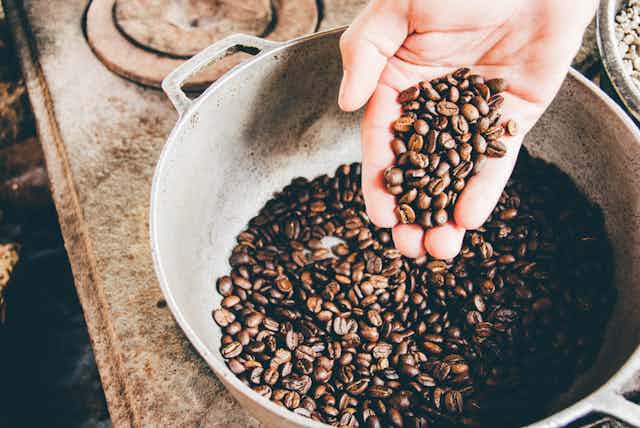 grains de café dans un chaudron