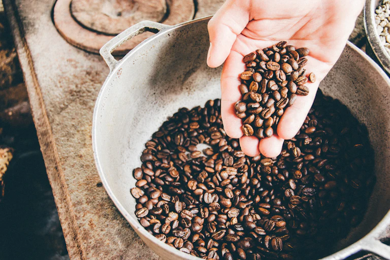 grains de café dans un chaudron