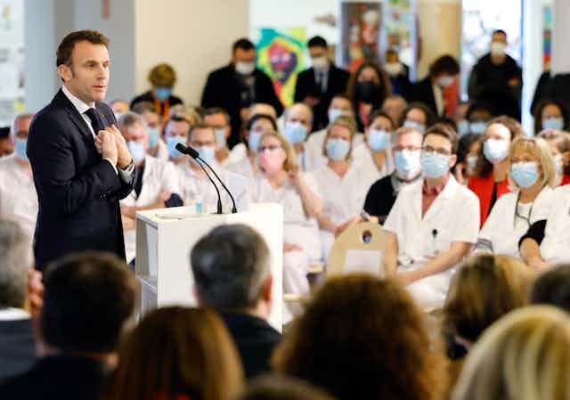 Le président Emmanuel Macron lors de ses vœux de nouvelle année au personnel soignant du centre hospitalier Sud Francilien, à Corbeil-Essonnes, en banlieue de Paris, le 6 janvier 2023.