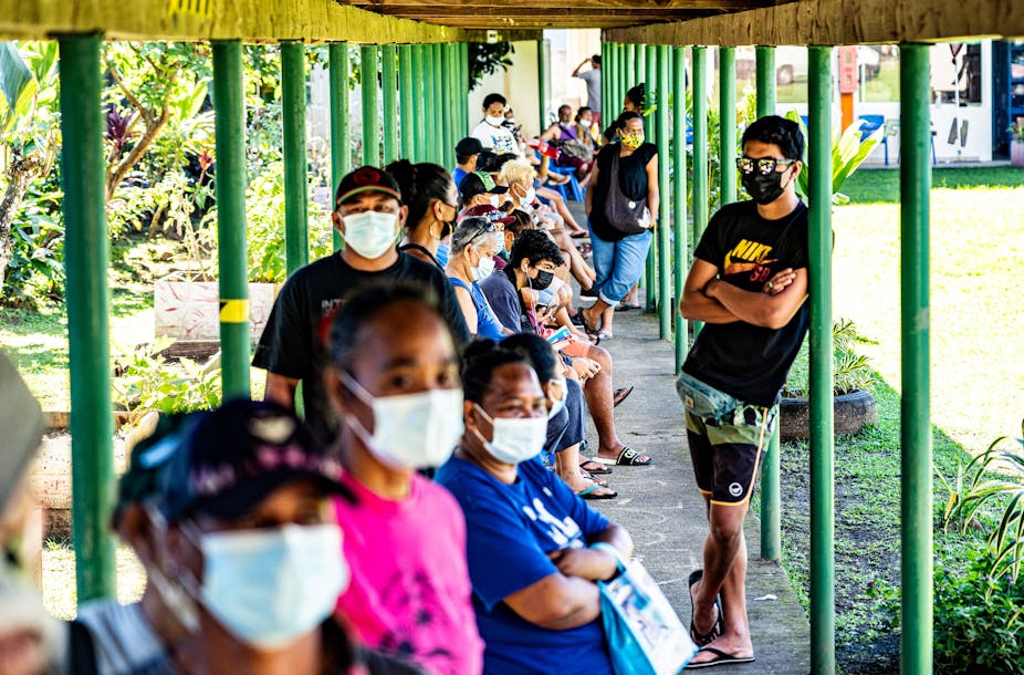 Des habitants de la commune  d'Hitiaa attendent leur tour devant un centre de vaccination sur l'île de Tahiti en Polynésie le 8 septembre 2021. 2021.